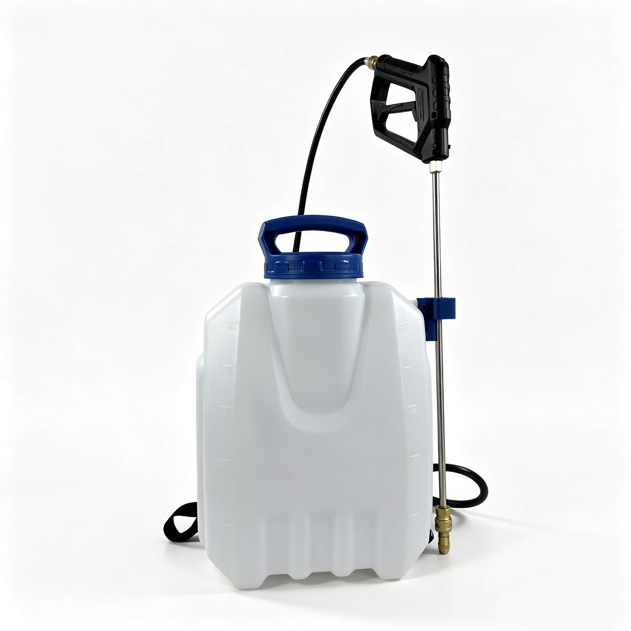 Garden usage 10L knapsack sprayer applied to lawn maintenance